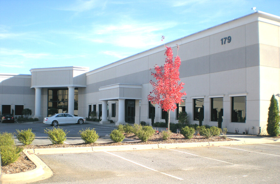 179 Gasoline Aly, Mooresville, NC for lease - Building Photo - Image 2 of 5