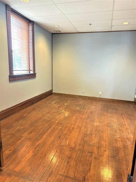 915 1/2 West Douglas, Wichita, KS for lease - Interior Photo - Image 2 of 15