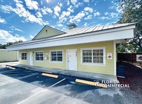 Pineapple Village - Pub