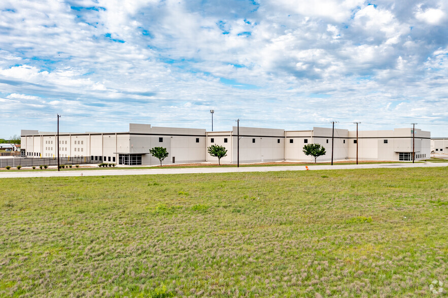 1228 Cornerway Blvd, San Antonio, TX for lease - Building Photo - Image 3 of 12