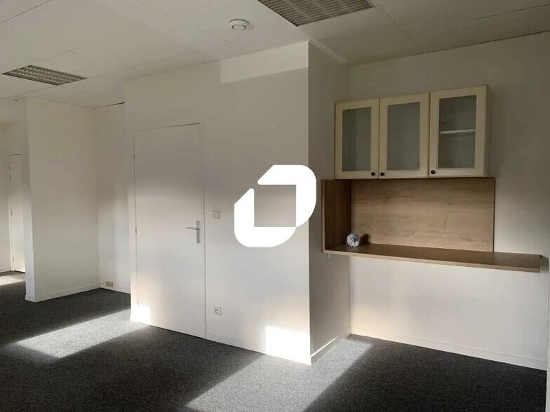 Office in Saint-Germain-en-Laye for lease - Interior Photo - Image 3 of 9