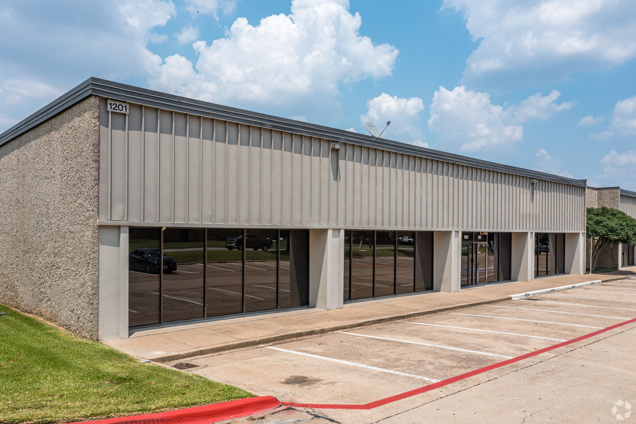 1201 W Carrier Pkwy, Grand Prairie, TX for lease Building Photo- Image 1 of 18