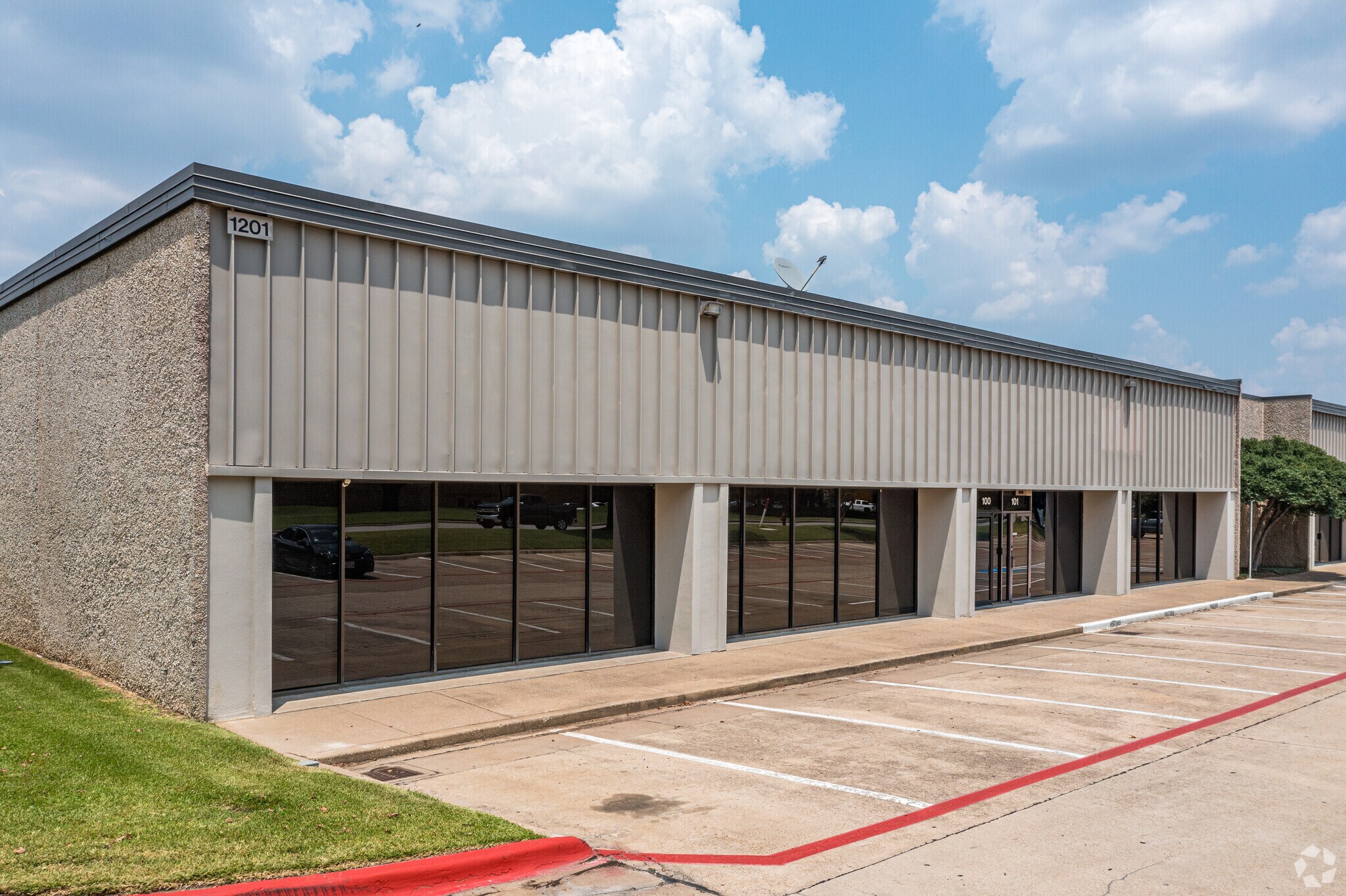 1213 W Carrier Pky, Grand Prairie, TX for lease Building Photo- Image 1 of 19