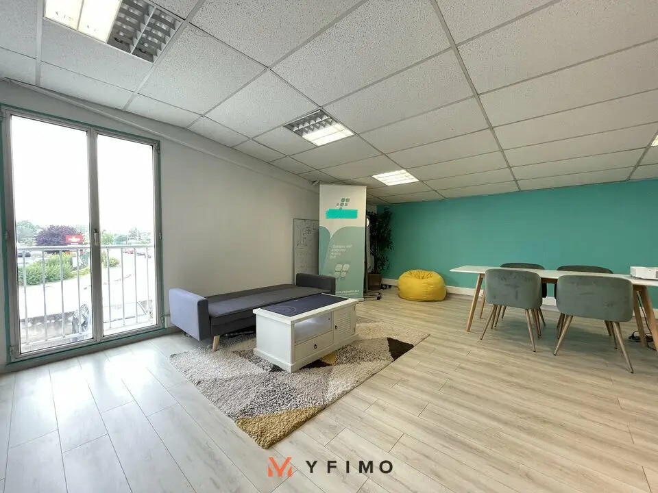 Office in Buchelay for lease Interior Photo- Image 1 of 6