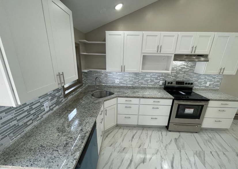 23-36 Pine Crest Ridge, Woodstock, CT for sale - Interior Photo - Image 3 of 28