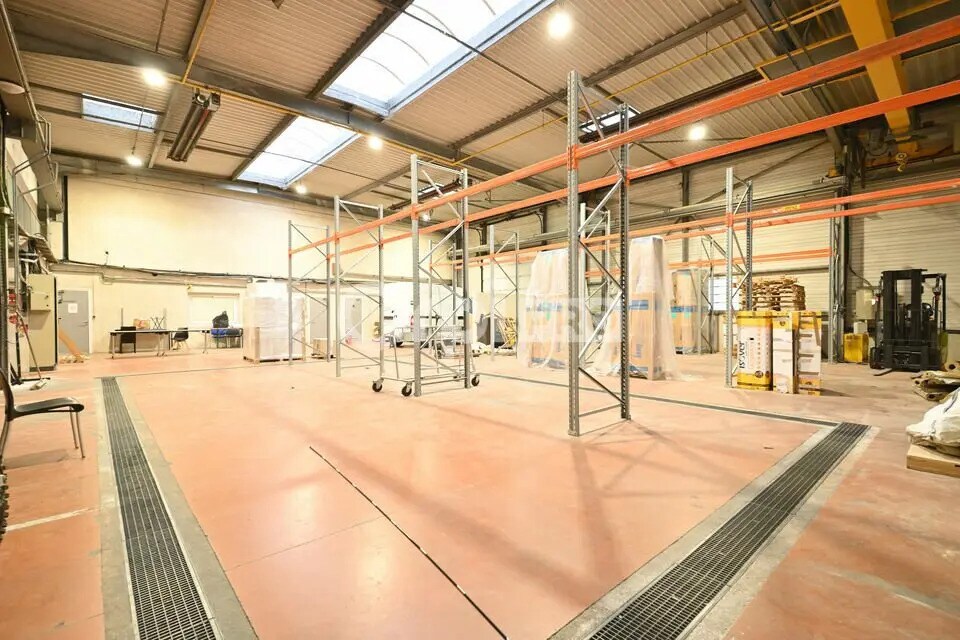 Office in Bron for lease Interior Photo- Image 1 of 13