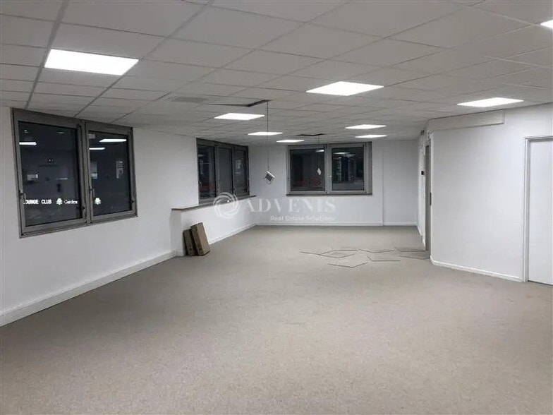 Office in Montigny-le-Bretonneux for lease - Interior Photo - Image 2 of 5