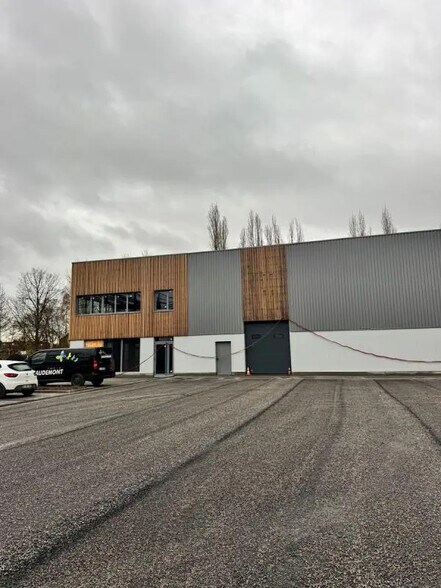 Flex in Lille for lease - Building Photo - Image 3 of 4