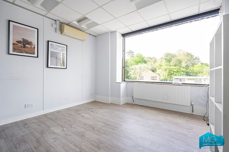 Arcadia Ave, London for lease - Interior Photo - Image 2 of 13