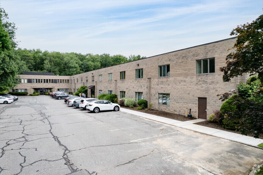 7 Reuten Dr, Closter, NJ for lease - Primary Photo - Image 1 of 5