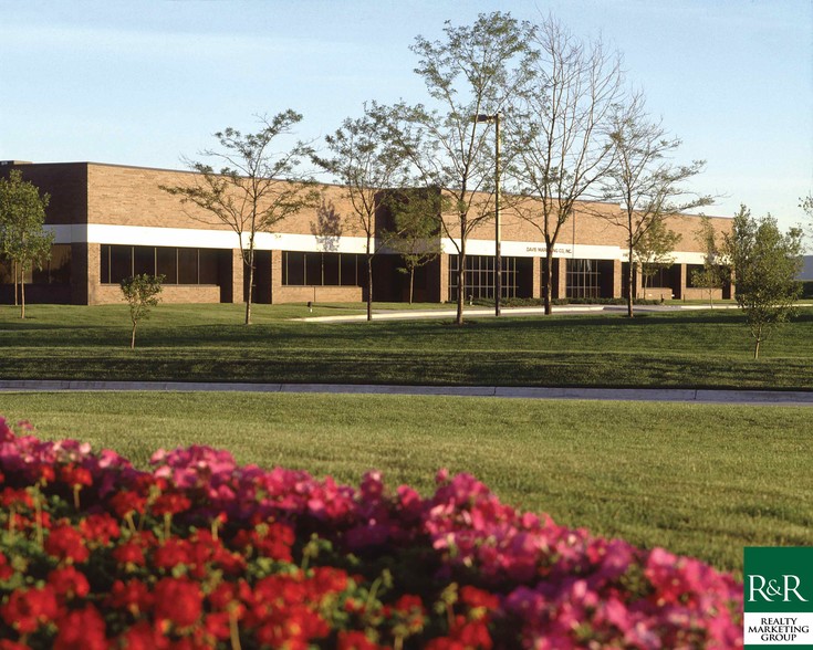 11001-11071 Aurora Ave, Urbandale, IA for lease - Primary Photo - Image 1 of 10