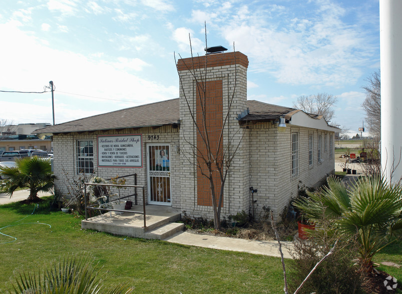 9743 Harry Hines Blvd, Dallas, TX for sale - Primary Photo - Image 1 of 4