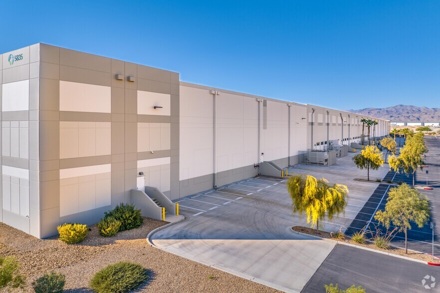 5835 E Ann Rd, Las Vegas, NV for lease - Building Photo - Image 3 of 17