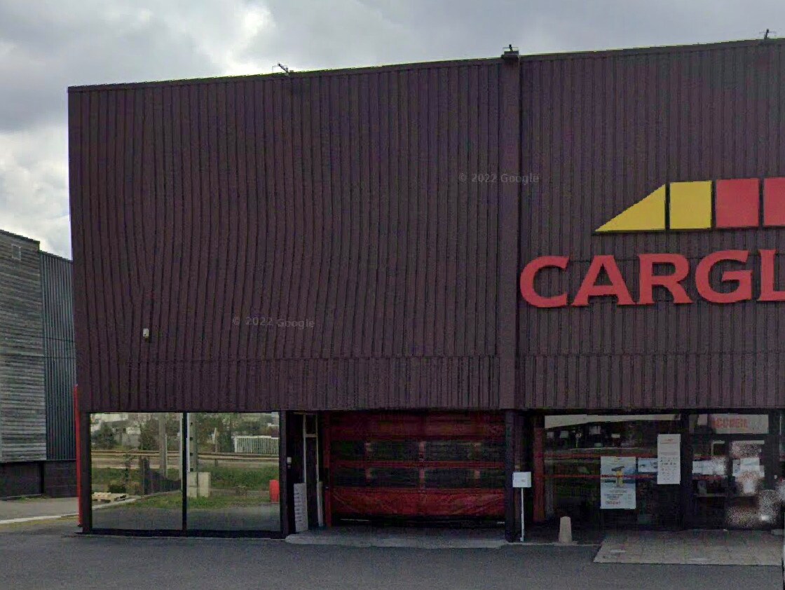 Retail in Coignières for lease Building Photo- Image 1 of 3