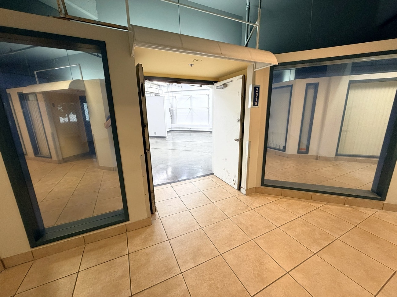 305 E 9th St, Los Angeles, CA for lease Interior Photo- Image 1 of 12
