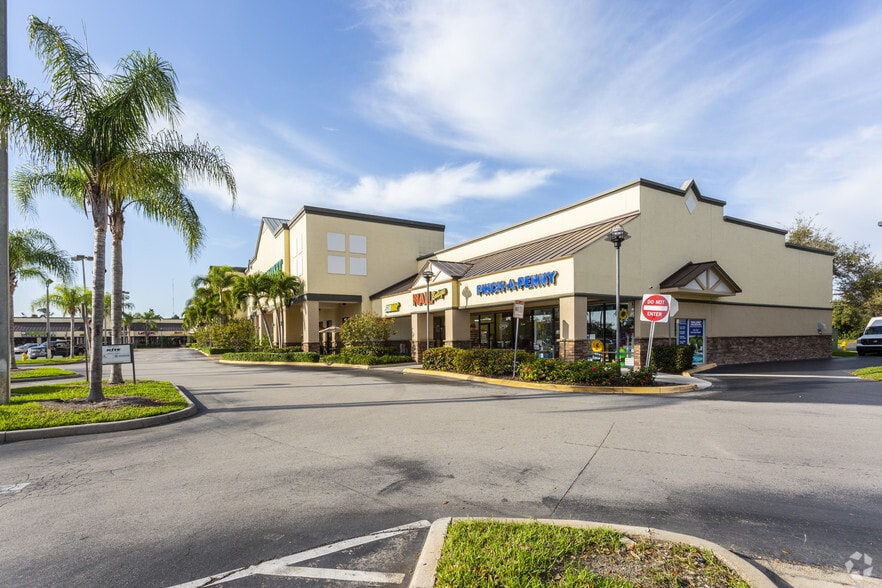 14960 Tamiami Trl E, Naples, FL for lease - Primary Photo - Image 3 of 11