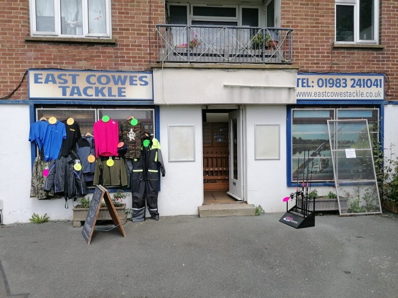 24 Meadow Rd, East Cowes for sale - Primary Photo - Image 1 of 1