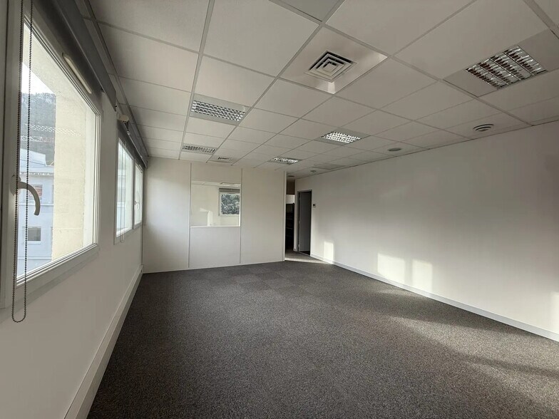 Office in Gémenos for lease - Interior Photo - Image 2 of 8