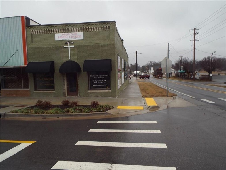 101 Main St NE, Gravette, AR 72736