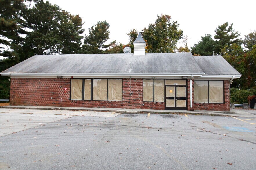 1389 Phillips Rd, New Bedford, MA 02745 Convenience Store with Four