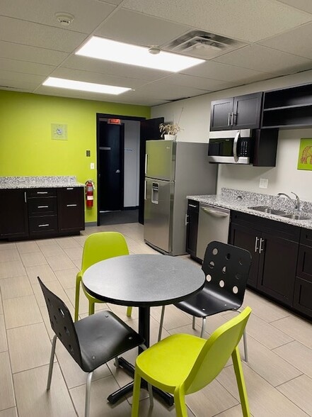 700 Nicholas Blvd, Elk Grove Village, IL for lease - Interior Photo - Image 2 of 9