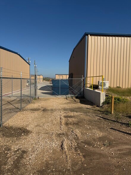 111 Iron Rd, Hutto, TX for lease - Building Photo - Image 2 of 4