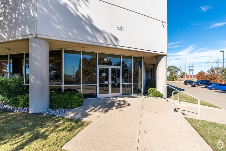 801-841 Railhead Rd, Fort Worth, TX for lease - Building Photo - Image 2 of 5