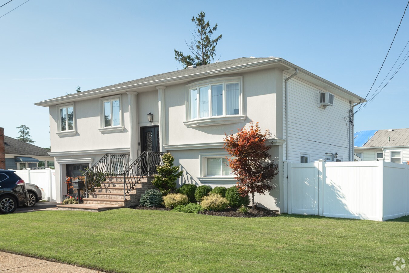 201 N Kings Ave, Massapequa, NY 11758