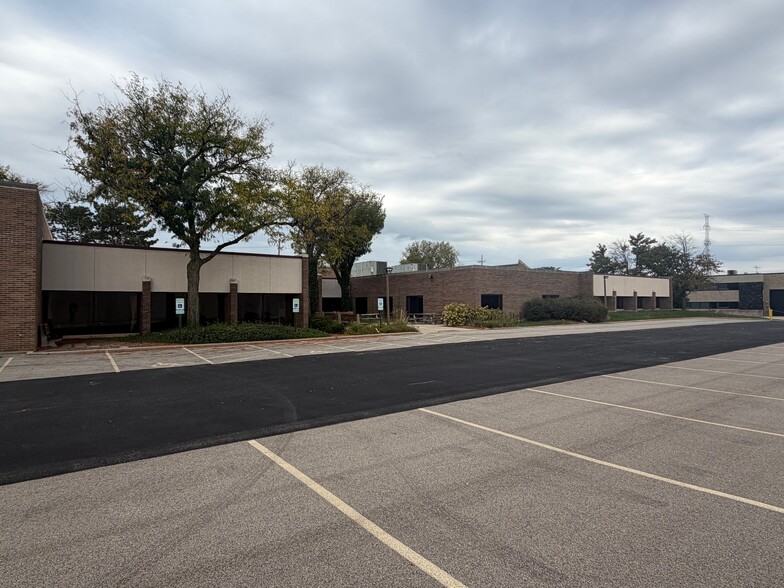 1475 S Wheeling Rd, Wheeling, IL for lease - Building Photo - Image 3 of 17