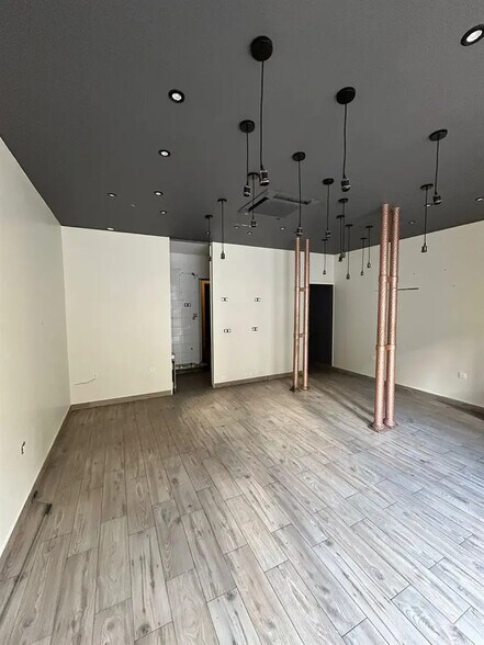 Retail in Paris for lease - Building Photo - Image 1 of 4