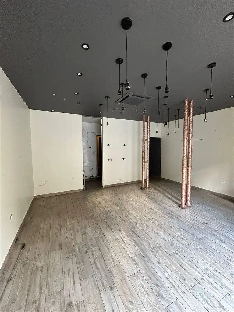 Retail in Paris for lease Building Photo- Image 1 of 5