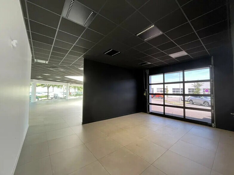 Flex in Le Havre for lease - Interior Photo - Image 3 of 9