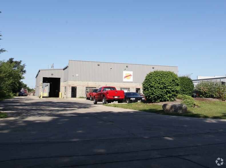 1090 Carolina Dr, West Chicago, IL for sale - Primary Photo - Image 1 of 1