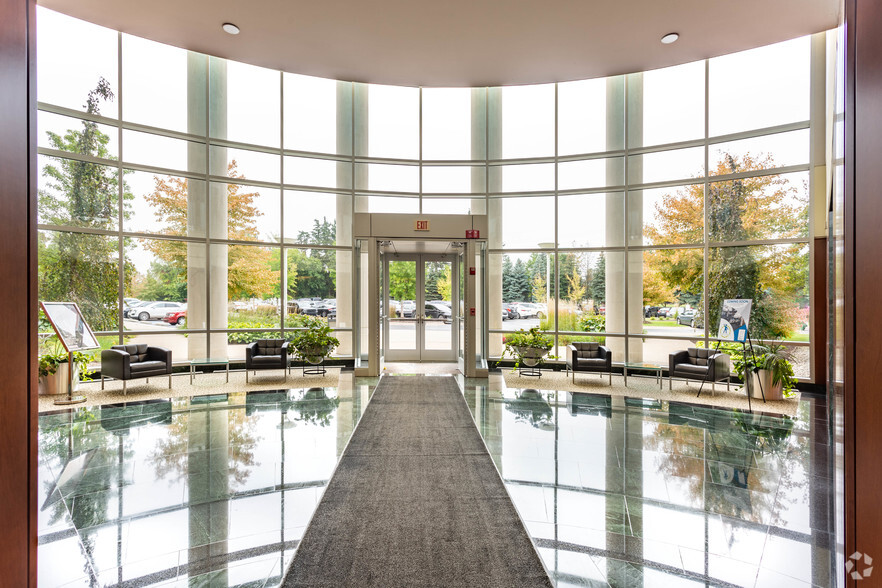 27555 Executive Dr, Farmington Hills, MI for lease - Lobby - Image 3 of 8