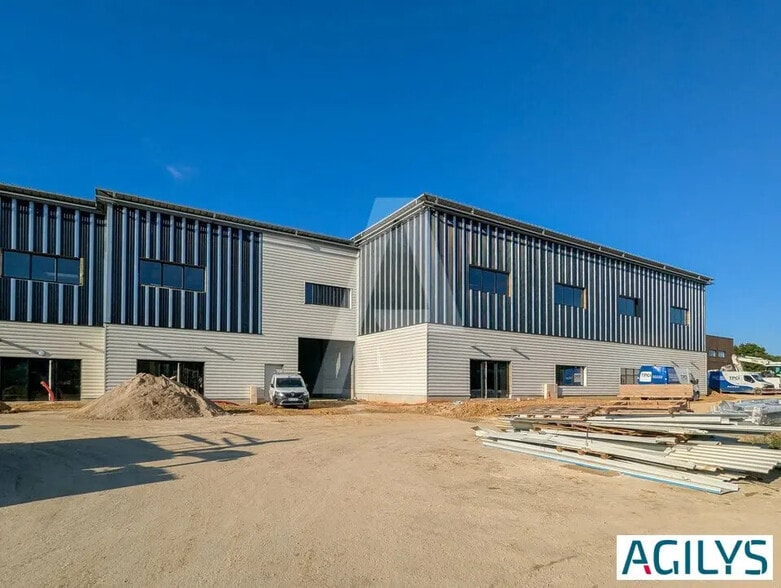 Flex in Ollainville for sale - Building Photo - Image 1 of 4