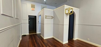 27-33 Middle Neck Rd, Great Neck, NY for lease Interior Photo- Image 2 of 7