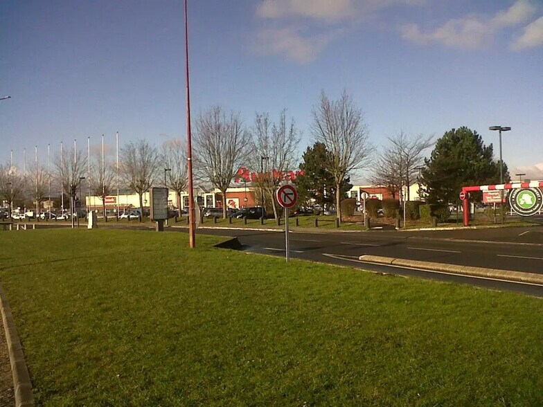 Retail in Maurepas for lease - Building Photo - Image 3 of 4