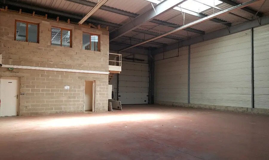 Industrial in Noisiel for lease Building Photo- Image 1 of 8