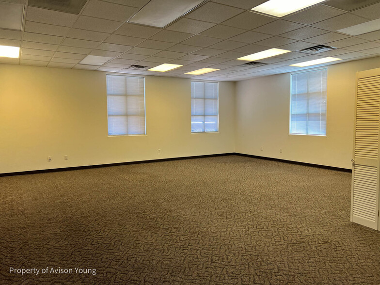 3360 E Russell Rd, Las Vegas, NV for lease - Interior Photo - Image 3 of 8