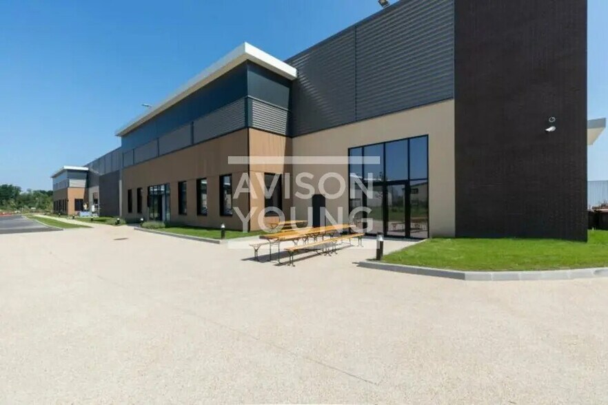 Flex in Sucy-en-Brie for lease - Building Photo - Image 1 of 9