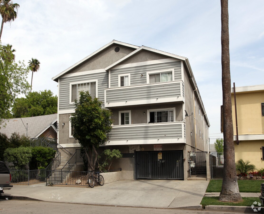 7050 Alabama Ave, Canoga Park, CA 91303