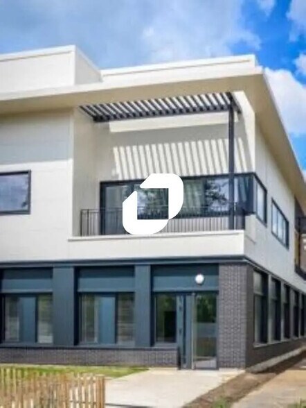 11-15 Rue Des Chevries, Aubergenville for sale - Building Photo - Image 2 of 14