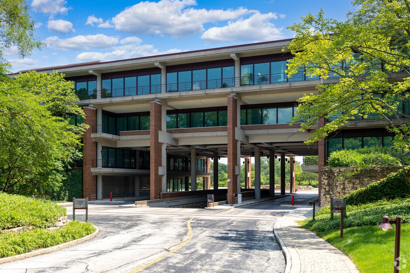 2915 Jorie Blvd, Oak Brook, IL 60523