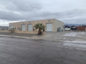 CLEAN 1,800 sf Unit w/ Large Yard - Warehouse