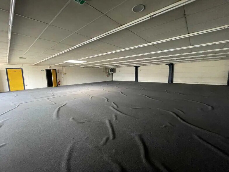 Retail in Allonne for lease - Interior Photo - Image 3 of 4