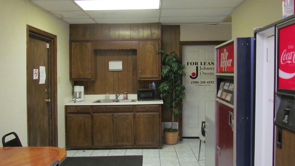 1509-1511 W Gore Blvd, Lawton, OK for lease - Interior Photo - Image 3 of 10