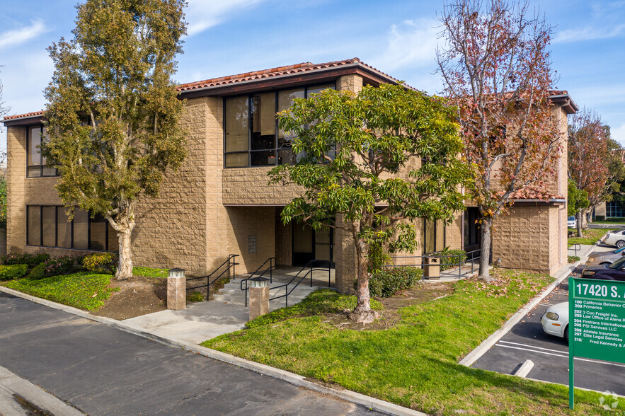 637 E Albertoni St, Carson, CA for lease - Building Photo - Image 1 of 12