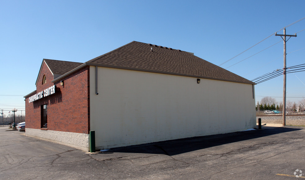 19181 Fifteen Mile Rd, Clinton Township, MI for lease - Building Photo - Image 2 of 5