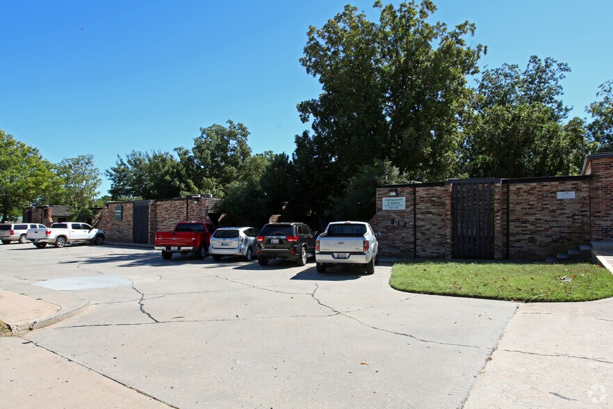 406-414 Maple Ave, Yukon, OK for sale - Primary Photo - Image 1 of 1
