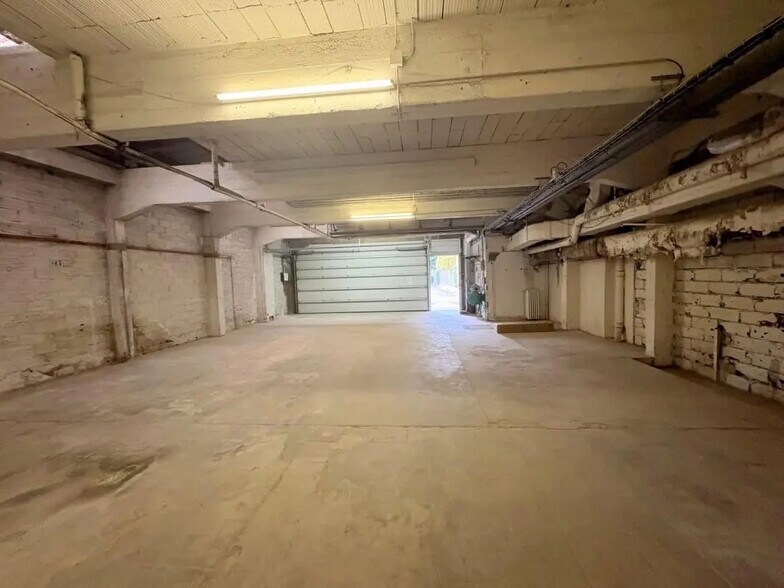 Flex in Le Mesnil-le-Roi for lease - Interior Photo - Image 2 of 7